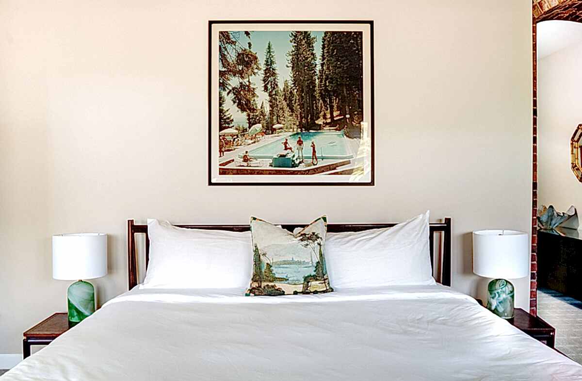 Arundel guestroom bed and artwork