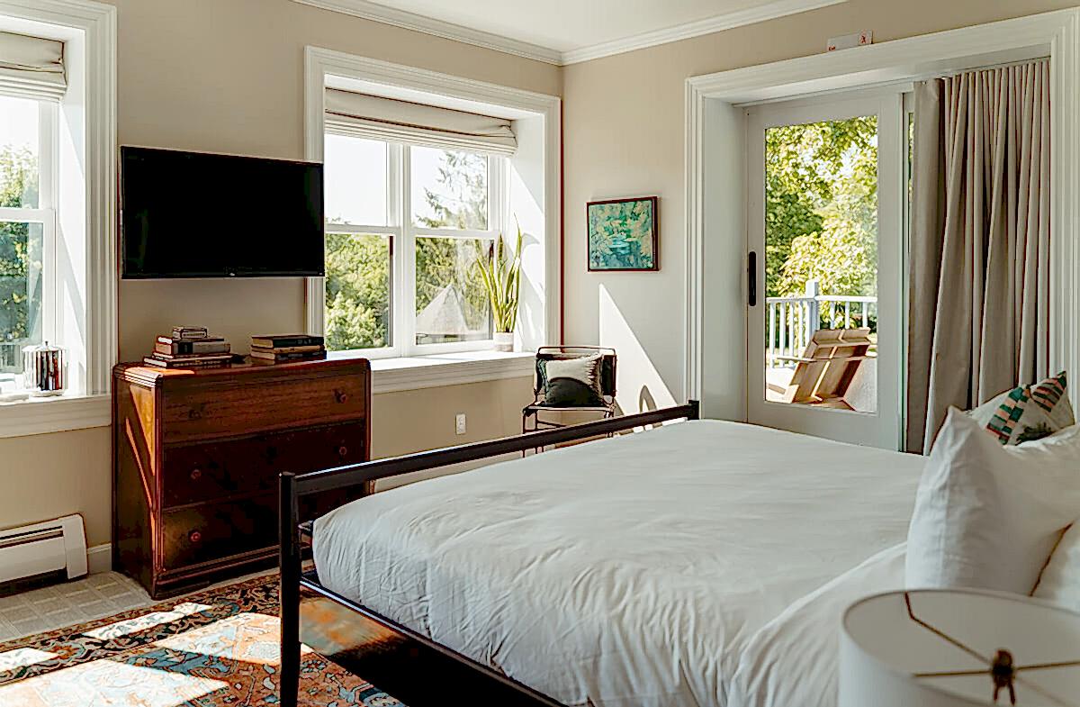 Arundel guestroom facing deck