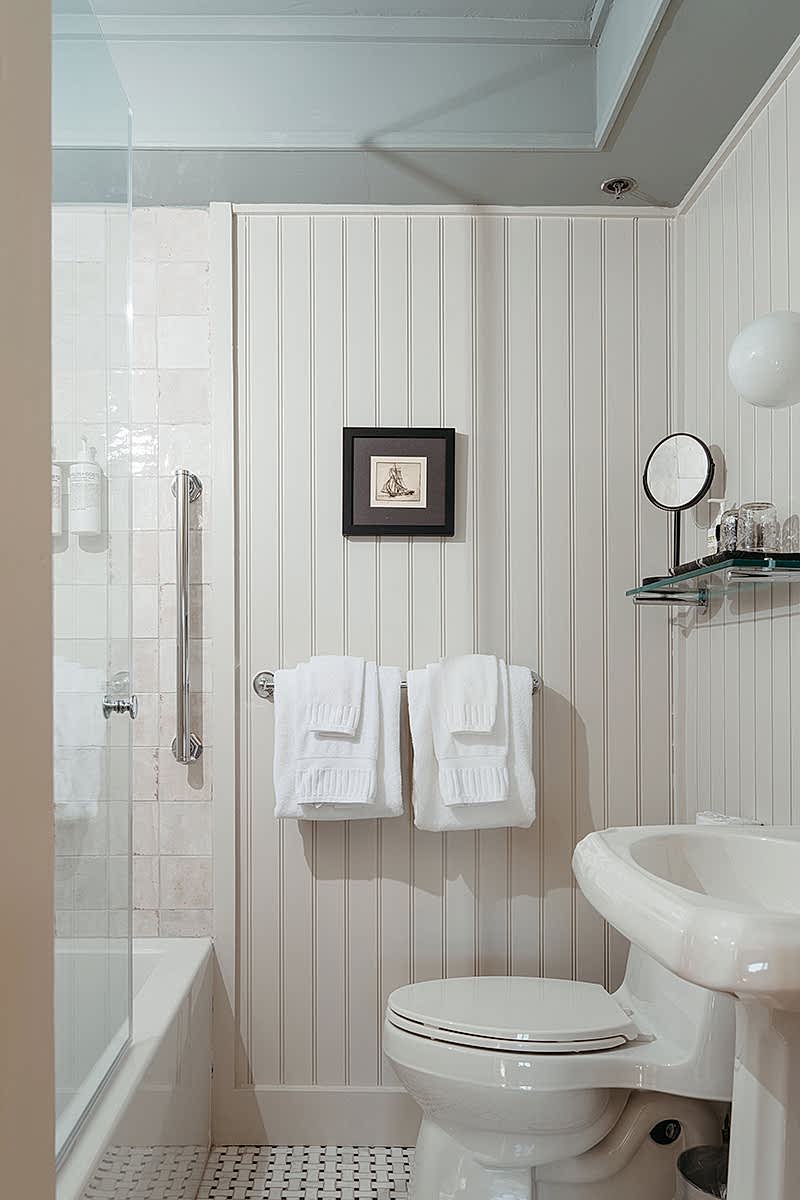 Canaervon bathroom