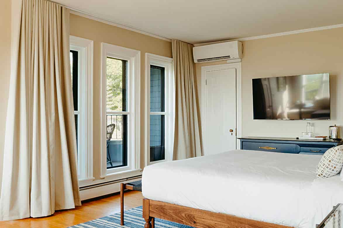 Canaervon bed facing deck