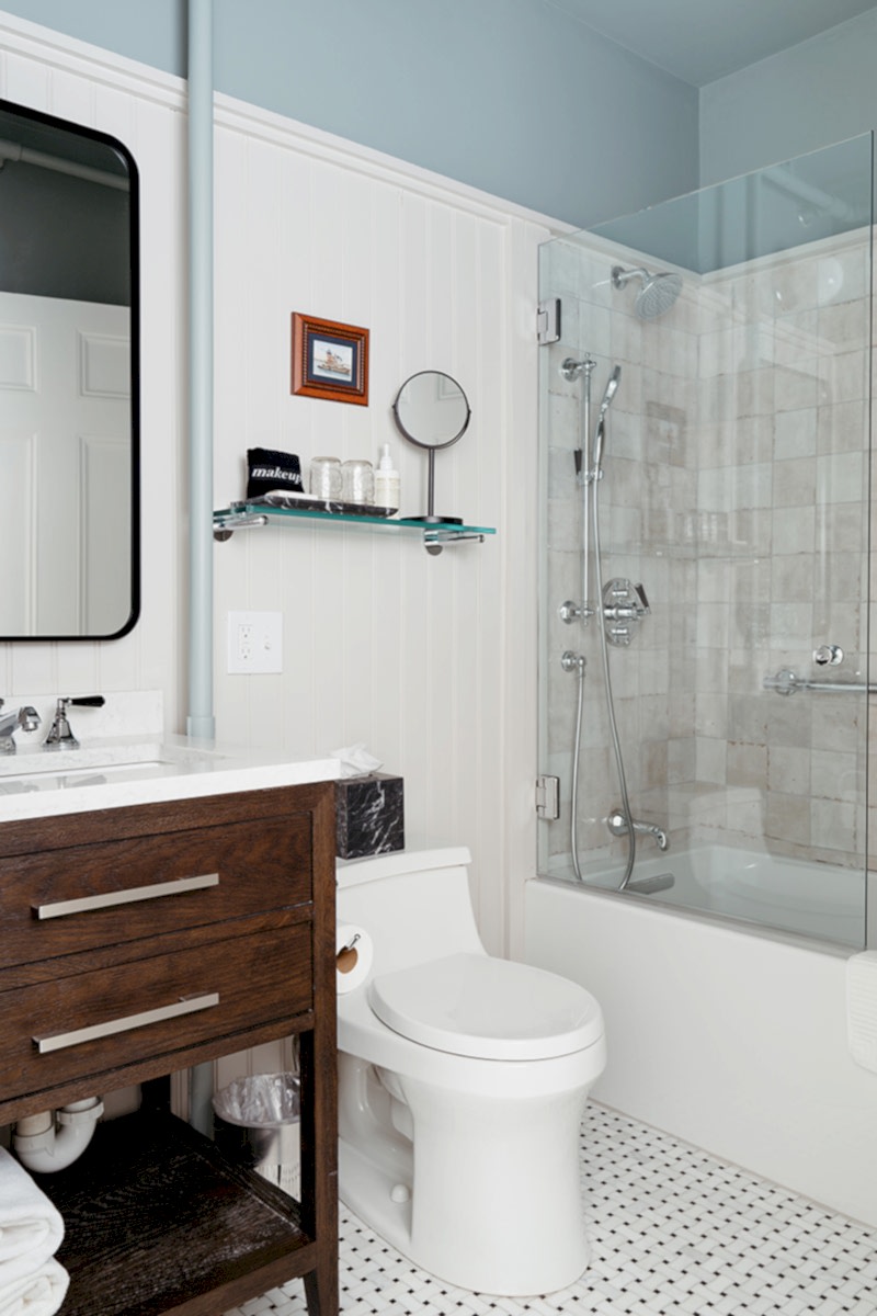 Bathroom in Windsor guest room