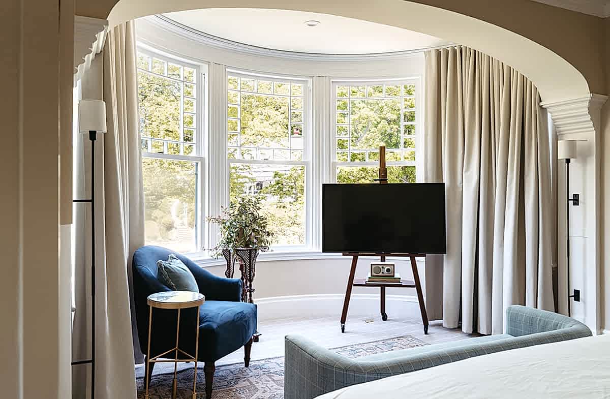 Turret seating area in Windsor guest room